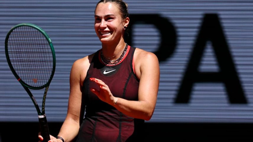 A bielorrussa Aryna Sabalenka reage durante a partida de simples feminina contra a espanhola Jessica Bouzas Maneiro no terceiro dia do torneio de tênis de Roland Garros, na quadra Philippe-Chatrier, em Paris (Foto: Anne-Christine Poujoulat / Afp)