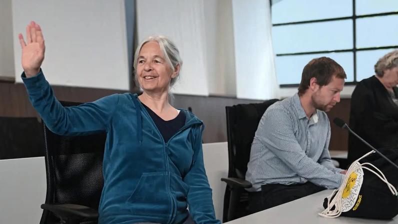 Daniela Klette acompanha audiência no Tribunal Regional de Verden, na Alemanha, ao lado de advogados