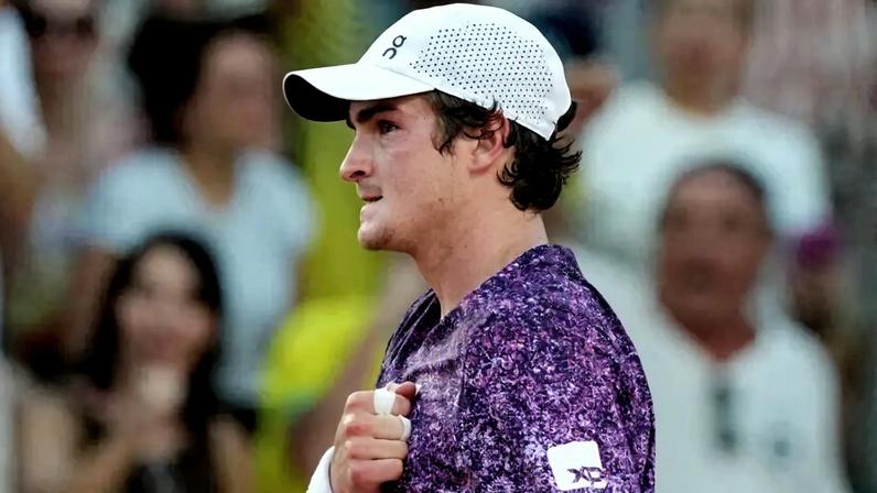 João Fonseca comemora ponto na virada histórica sobre o croata Dino Prizmic em Roland Garros (Photo by Dimitar DILKOFF / AFP)