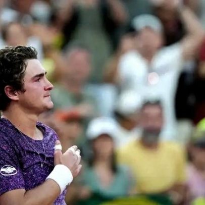 João Fonseca entra no trio com Sinner e Alcaraz após virada contra Djokovic