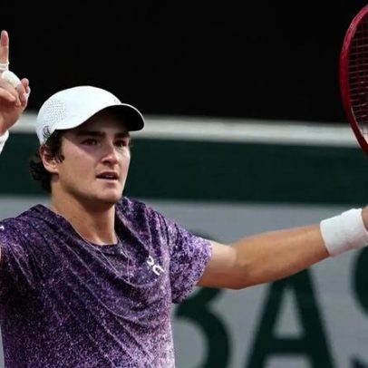 Com Guga na torcida, Fonseca bate Ruud e chega às quartas de Roland Garros