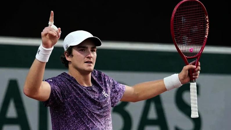 João Fonseca celebra a virada sobre o croata Dino Prizmic em Roland Garros (Foto: Dimitar DILKOFF / AFP)