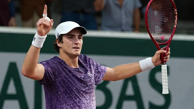João Fonseca celebra a virada sobre o croata Dino Prizmic em Roland Garros (Foto: Dimitar DILKOFF / AFP)
