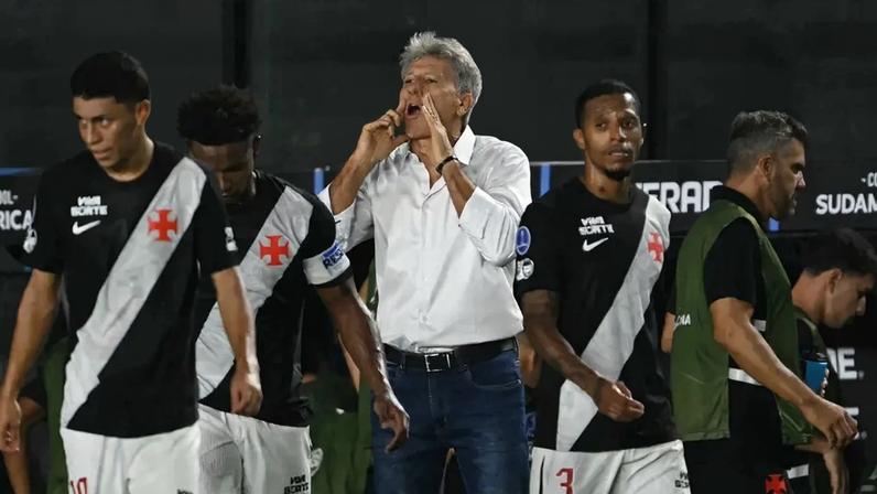 Renato Gaúcho e jogadores do Vasco durante partida contra o Barracas Central (Foto: Mauro Pimentel/AFP)