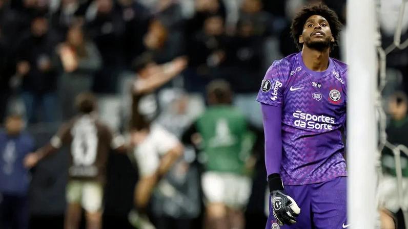 Hugo Souza teve partida abaixo (Foto: Miguel Schincariol / AFP)