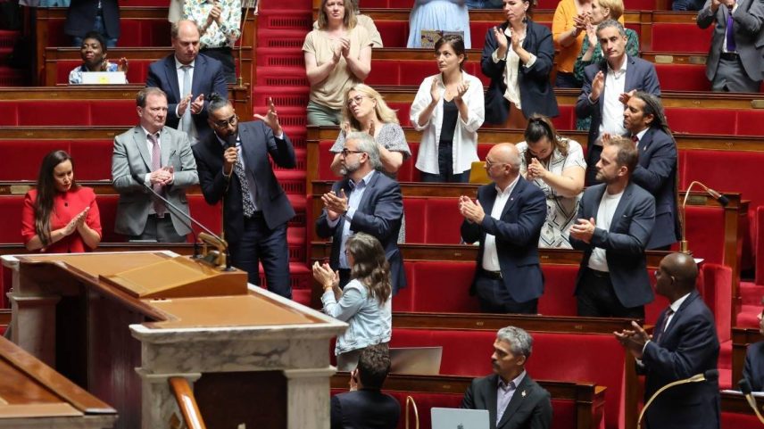 Deputado Frederic Maillot, da Gauche Democrate et Republicane, é aplaudido enquanto fala na Assembleia Nacional Francesa em 28 de maio de 2026