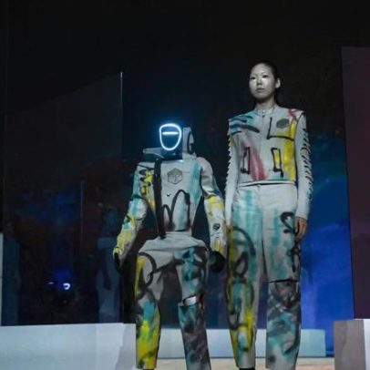 Pessoas e robôs humanoides desfilam juntos na Coreia do Sul