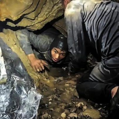 Socorristas resgatam o primeiro homem preso em caverna inundada no Laos