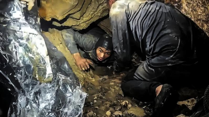 Equipes de emergência do Laos resgatam, em 29 de maio de 2026, o primeiro dos cinco moradores locais que ficarem presos em uma caverna após enchentes.