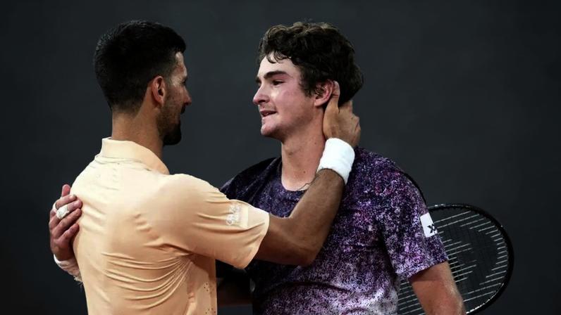 Novak Djokovic parabeniza João Fonseca após a virada em Roland Garros (Foto: Dimitar DILKOFF / AFP)
