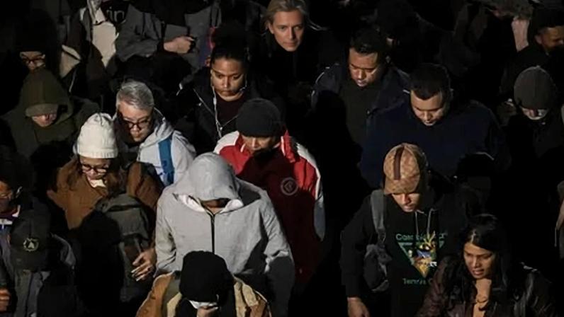 Pessoas enfrentam clima frio na região da Luz, bairro da zona central da cidade de São Paulo