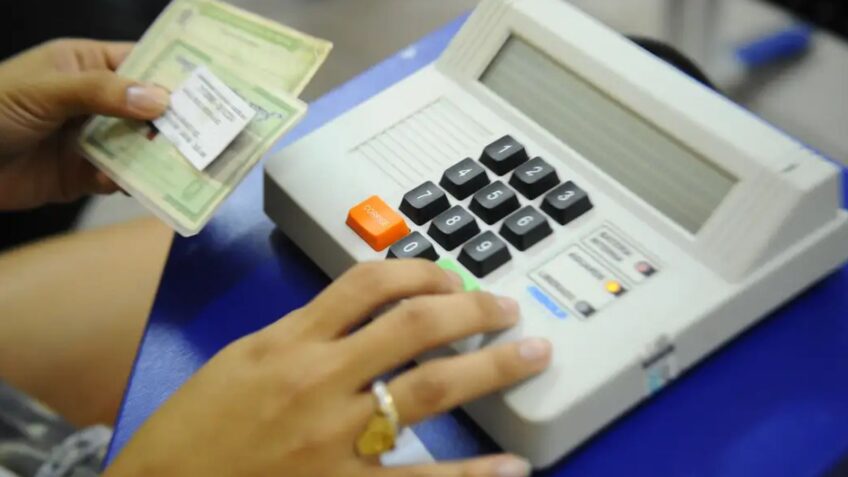 Para saber se há pendências junto à Justiça Eleitoral, é possível verificar na página tse.jus.br