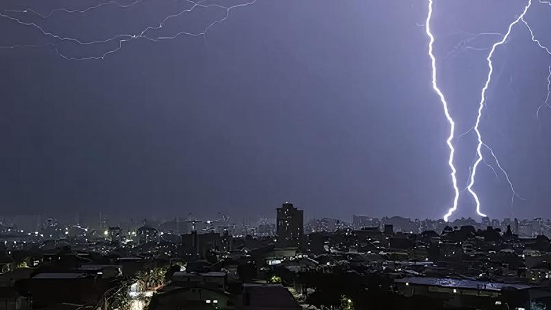 Raios durante forte chuva na Zona Sul da cidade de São Paulo, em 2025