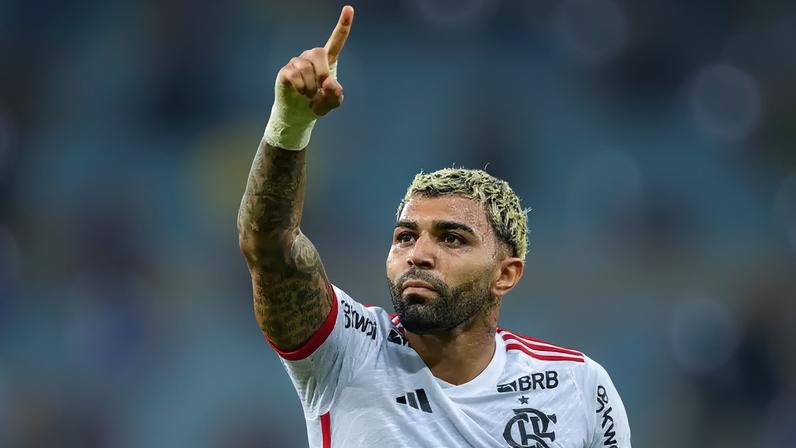 Gabigol comemora um dos gols da virada histórica do Flamengo sobre o Grêmio na Arena; vitória foi fundamental para o bicampeonato brasileiro. (Foto: Thiago Ribeiro/AGIF)