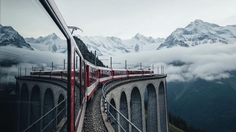Expresso mais lento cruza Alpes pelo Passo Oberalp em rota UNESCO