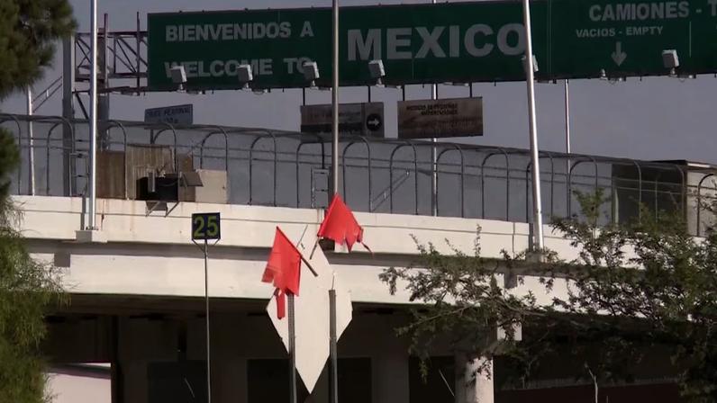 Em uma grande placa verde está escrita a frase: "Bem Vindo ao México"