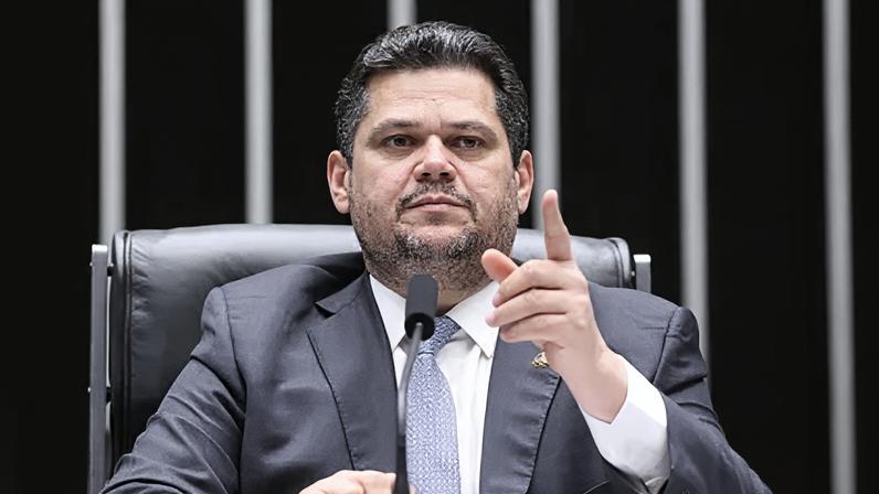 O presidente do Senado e do Congresso Nacional, Davi Alcolumbre (União-AP), durante sessão conjunta de deputados e senadores nesta sexta-feira (19)