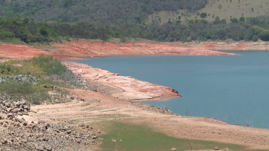 Baixo índice de chuvas diminuiu nível de reservatórios e aumentou riscos de incêndio
