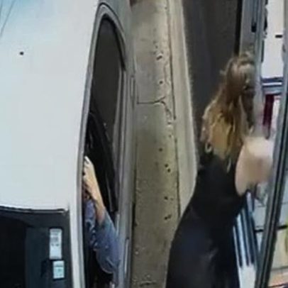 Vídeo mostra mulher agredindo atendente de drive-thru após erro em pedido no DF