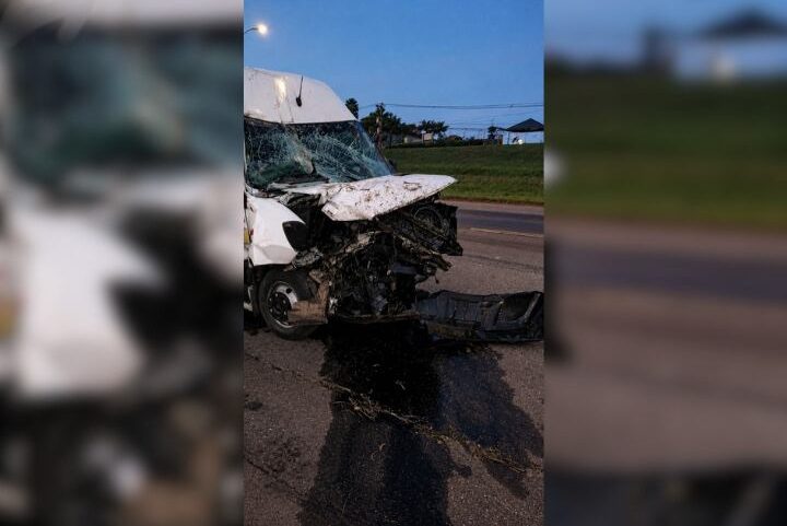 Van colide com carreta em Nova Lima na BR-356