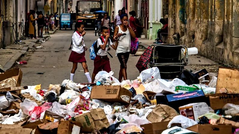 Lixo acumulado nas ruas de Havana: a coleta em Cuba foi interrompida por falta de combustível. - (Ramon Espinosa/AP/Imageplus)