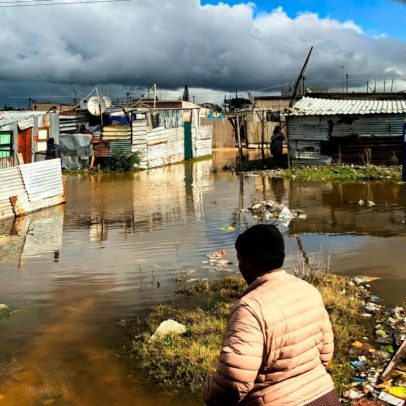 África do Sul declara desastre natural após inundações, com pelo menos 10 mortos