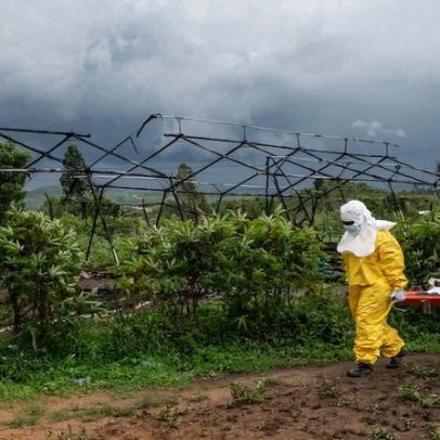 Ebola atinge grandes cidades da RDC e Uganda, temores de expansão regional