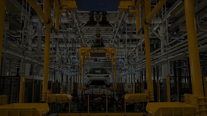 Linha de produção da fábrica da BYD em Camaçari (BA)