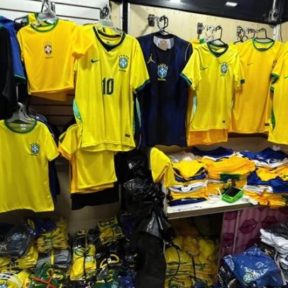 Camisas da seleção e 85 mil álbuns e figurinhas da Copa são apreendidos