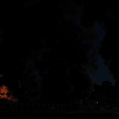Incêndio atinge seis caminhões dentro de galpão em Jarinu, SP