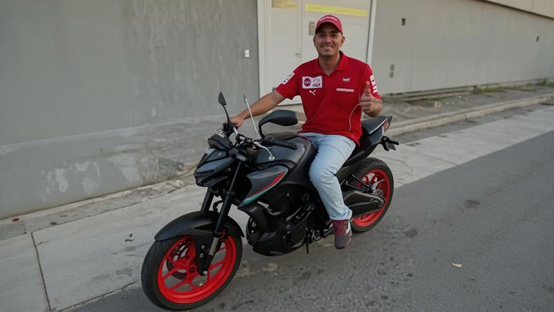 Influenciador dava "grau" em moto quando bateu em um poste.