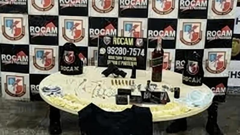 Segundo as autoridades, o suspeito possui passagem pela polícia por crimes como porte ilegal de arma de fogo, lesão corporal e tráfico de drogas
