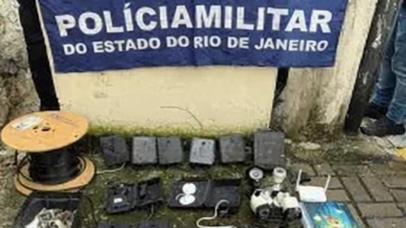 Policiais localizaram câmeras instaladas em postes e pontos estratégicos utilizados para acompanhar, em tempo real, as ações da Polícia Militar