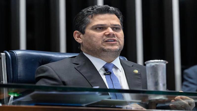 Alcolumbre foi cobrado por parlamentares pela instalação da CPMI