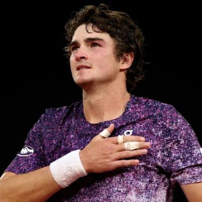 Fonseca vence Djokovic, 1º brasileiro a derrotar o sérvio e bate recordes