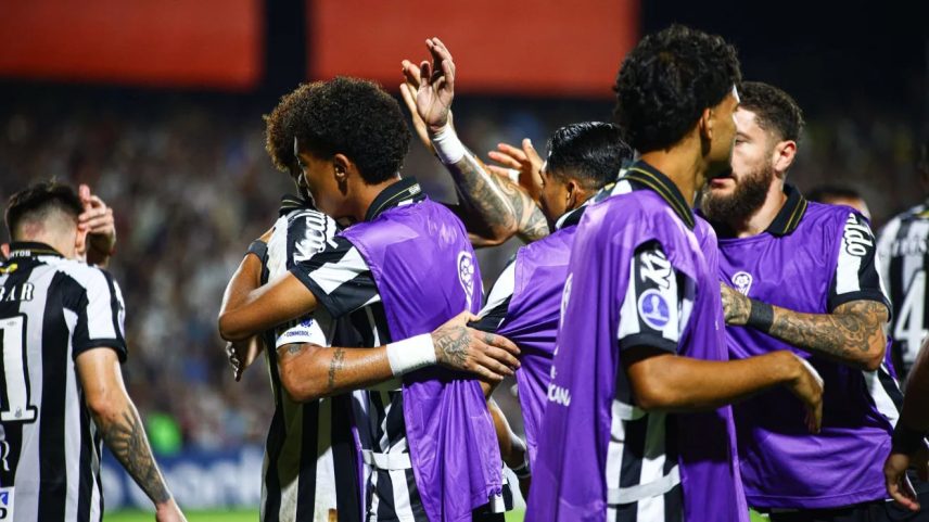 Neymar abraçou Robinho Júnior, como era previsto. Depois do gol que fez contra os paraguaios. Os representantes do garoto exigiram o pedido de desculpas, depois das agressões do capitão do Santos
