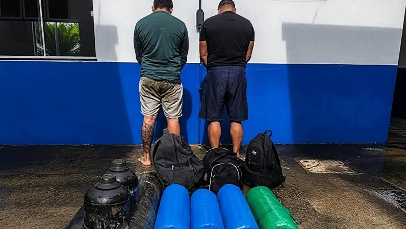 As equipes realizavam abordagens de rotina, quando perceberam atitudes consideradas suspeitas por parte de dois passageiros da embarcação