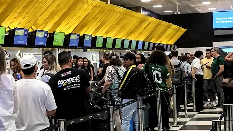 9 de abril de 2026 - Movimentação intensa de passageiros para remarcação de passagens nos balcões da companhias aéreas do Aeroporto de Congonhas, na zona sul de São Paulo, após pane que parou o tráfego em aéreo no aeroporto na manhã desta quinta. O problema também afetou o Aeroporto Internacional de Guarulhos. Foto: RENATO S. CERQUEIRA/ATO PRESS/ESTADÃO CONTEÚDO