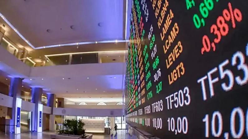 Painel mostra pregão online na bolsa de valores B3.