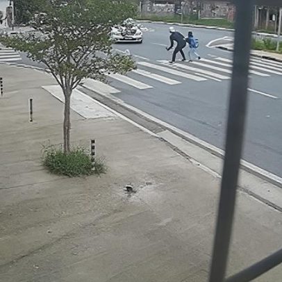 Irmãos são atropelados por Mercedes na faixa de pedestres em SP