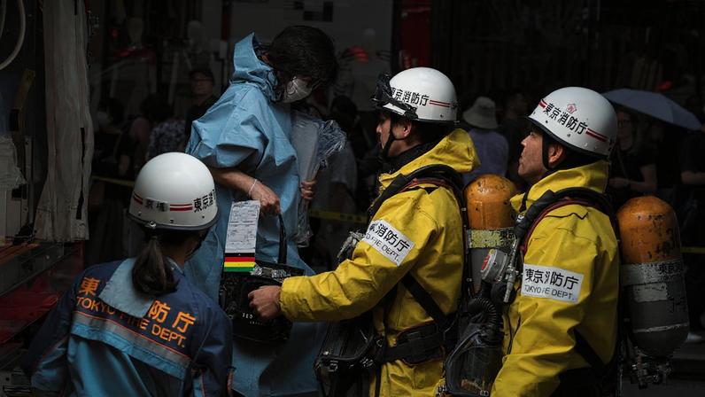 Polícia japonesa investiga incidente ocorrido em complexo comercial no distrito de Ginza; vítimas tiveram irritação na garganta e ferimentos leves