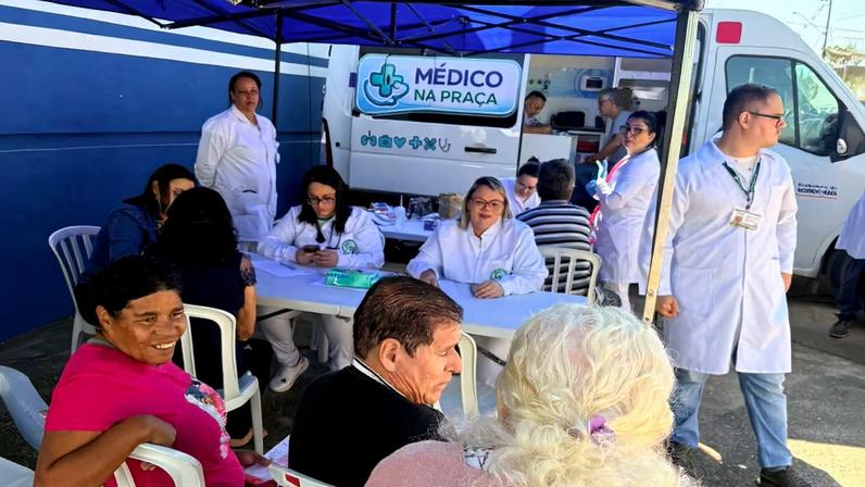 Na clínica móvel, os pacientes recebem atendimento médico e de enfermagem diariamente das 8h às 13h.