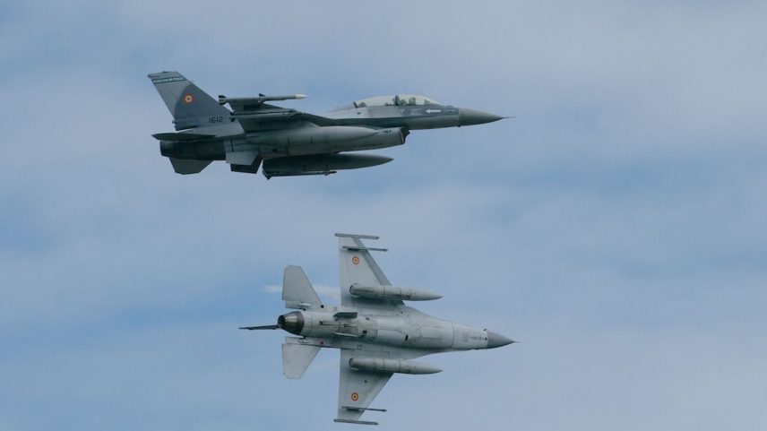 Caças F-16 foram acionados para rastrear vários drones voando perto da fronteira com a Ucrânia. (Foto: Andrei Pungovschi/AFP/Getty Images)