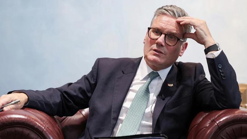 O primeiro-ministro britânico, Keir Starmer, fala com membros da imprensa em Roma, em 16 de setembro de 2024