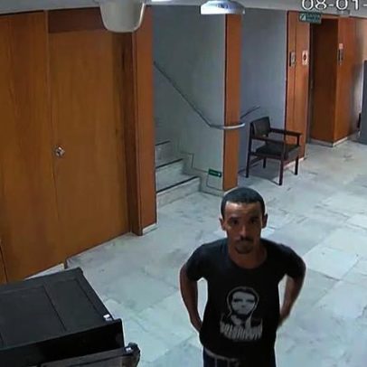 PGR defende perdão de 133 dias de pena a homem que destruiu relógio em 8/1