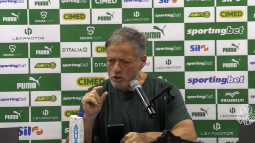 Anderson Barros, diretor de futebol do Palmeiras, reclama de gol anulado por toque de mão.