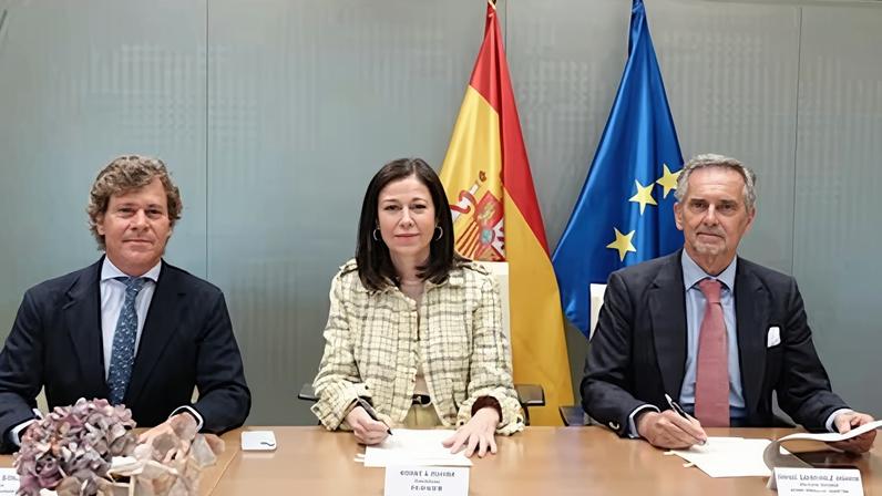 Ángela Pérez, presidenta y consejera delegada de Cofides, entre Carlos Dolz (izquierda) e Íñigo Sánchez-Asiaín, de Portobello Capital