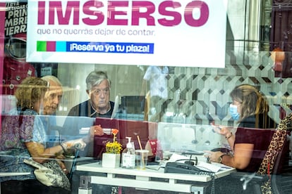 Clientes en una agencia de viajes de la Comunidad Valenciana que vende viajes del Imserso.