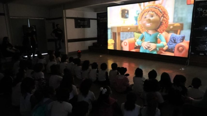 As sessões são de 50 minutos e unem audiovisual e aprendizado em sala de aula