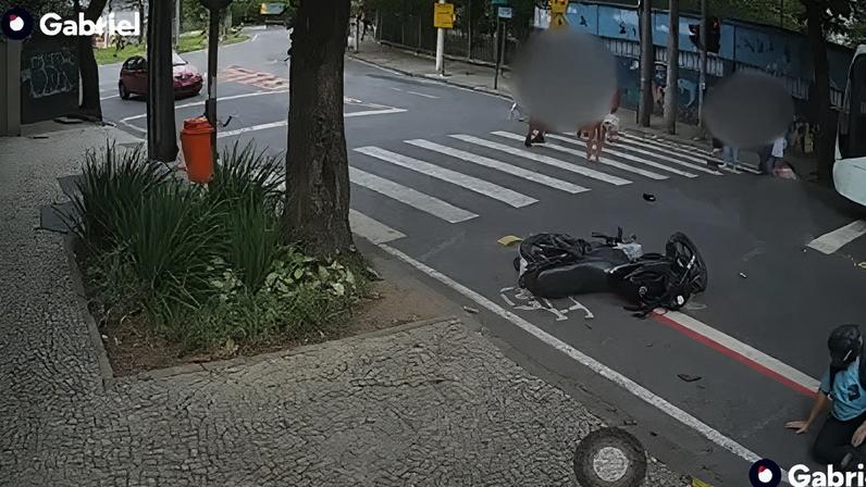 Câmera de segurança registrou o momento em que uma motocicleta atinge uma criança durante travessia na faixa de pedestres, na Gávea (RJ).